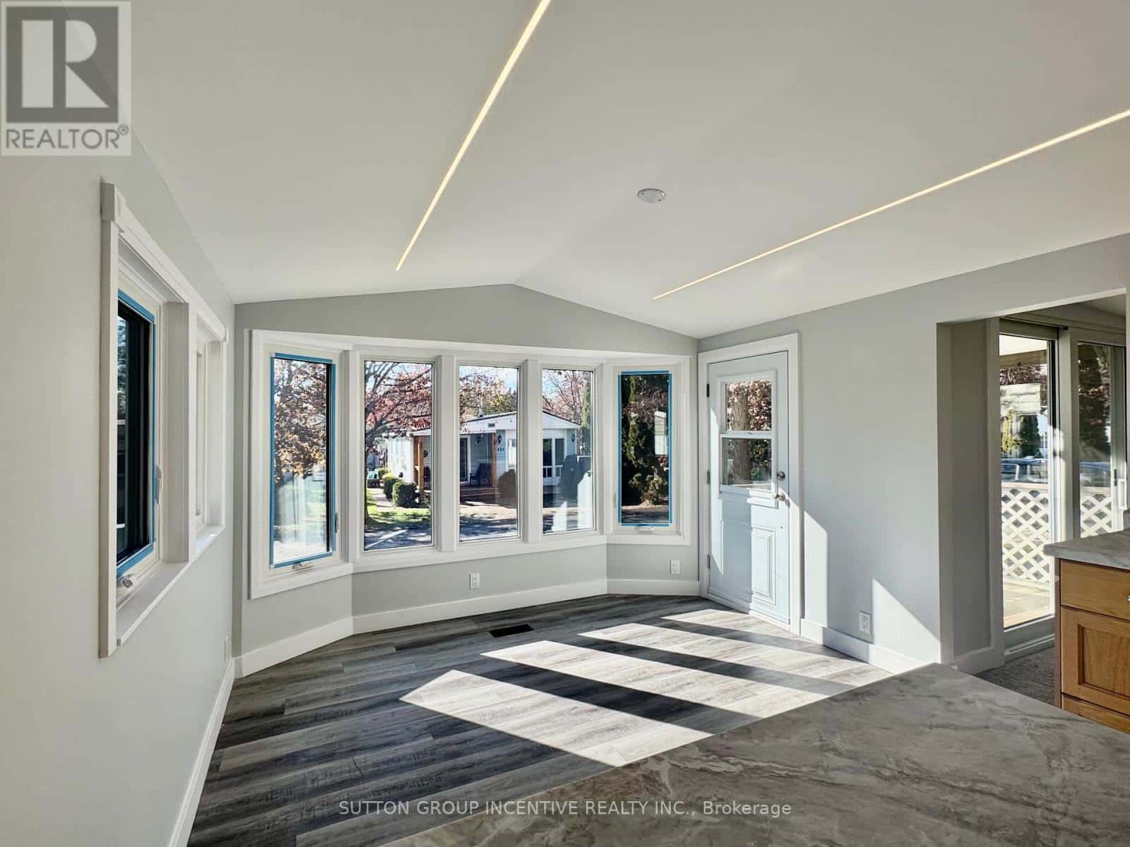 558 SUMAC STREET — Centre Wellington, Ontario - Photo 4 of 34