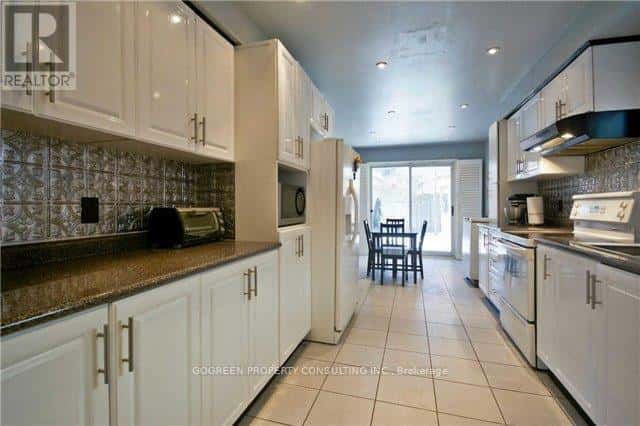 2285 COTTONWOOD CIRCLE — Pickering (Liverpool), Ontario - Photo 3 of 16