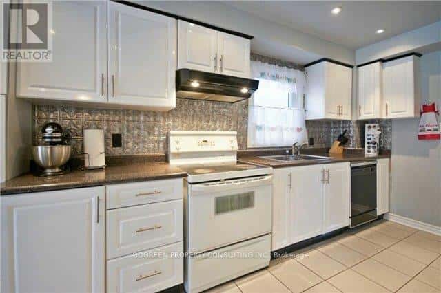 2285 COTTONWOOD CIRCLE — Pickering (Liverpool), Ontario - Photo 4 of 16