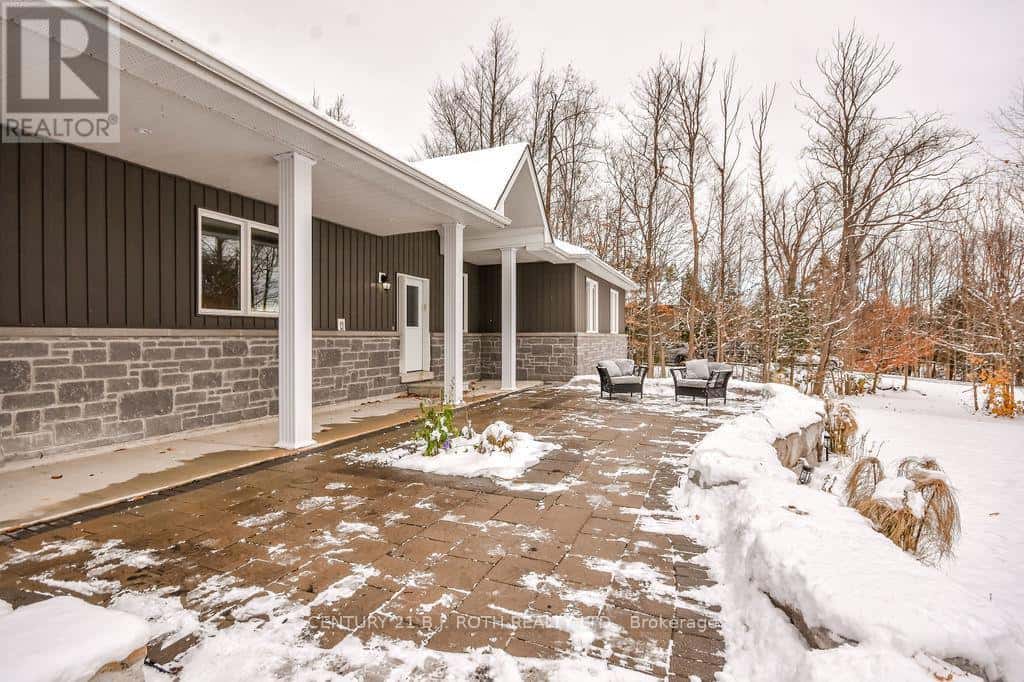 8 MERRINGTON AVENUE — Oro-Medonte (Warminister), Ontario - Photo 2 of 37