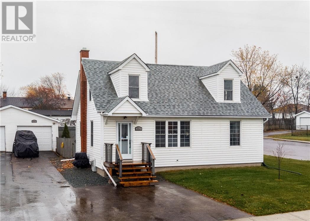 251 Tenth Avenue — Lively, Ontario - Main photo