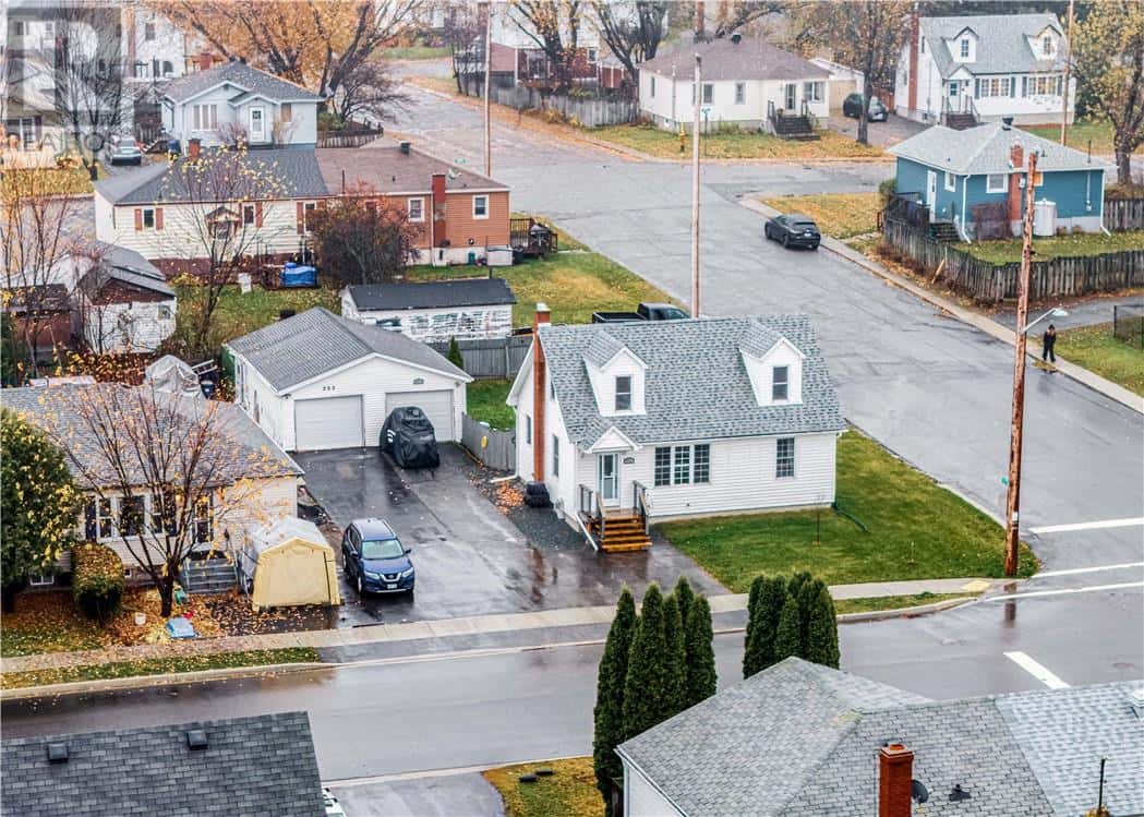 251 Tenth Avenue — Lively, Ontario - Photo 2 of 29