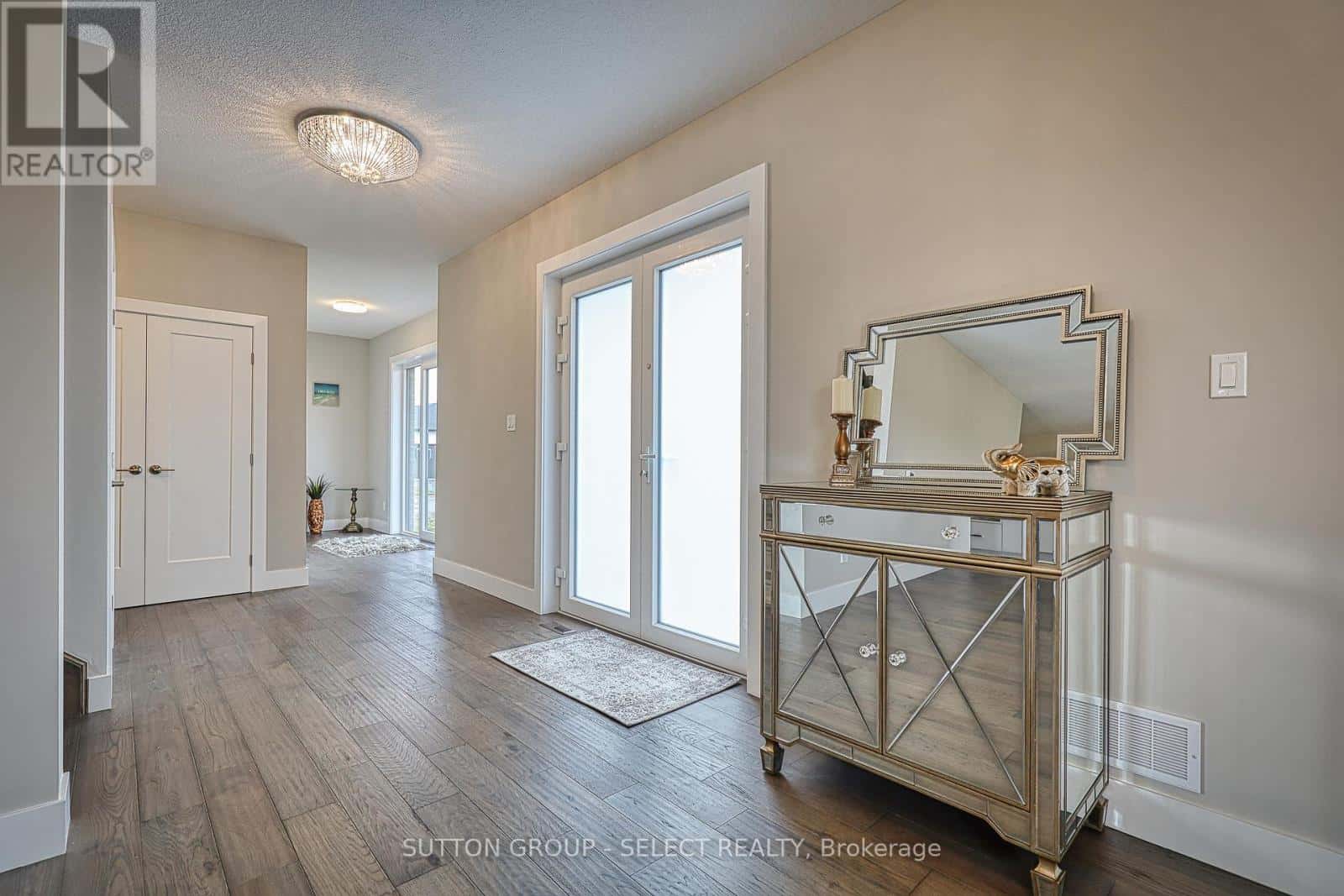 19 ALEXANDER CIRCLE — Strathroy-Caradoc (SE), Ontario - Photo 3 of 30