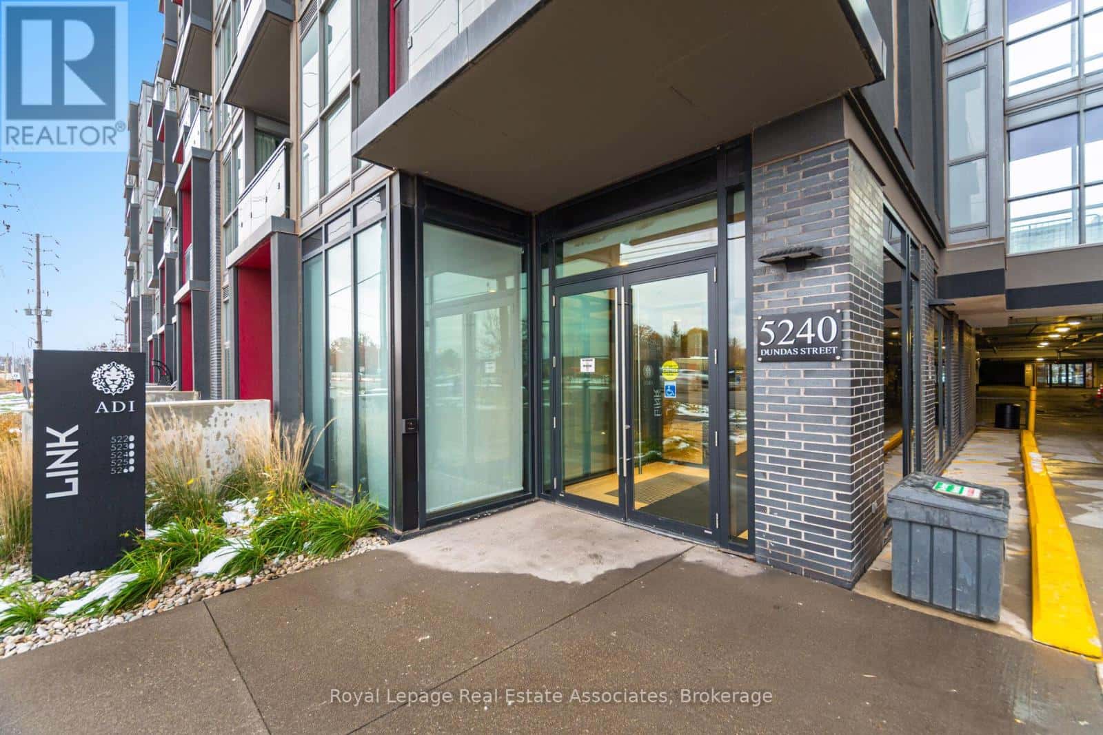 B401 - 5240 DUNDAS STREET — Burlington (Orchard), Ontario - Photo 2 of 26