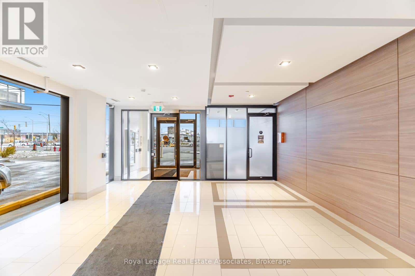 B401 - 5240 DUNDAS STREET — Burlington (Orchard), Ontario - Photo 3 of 26