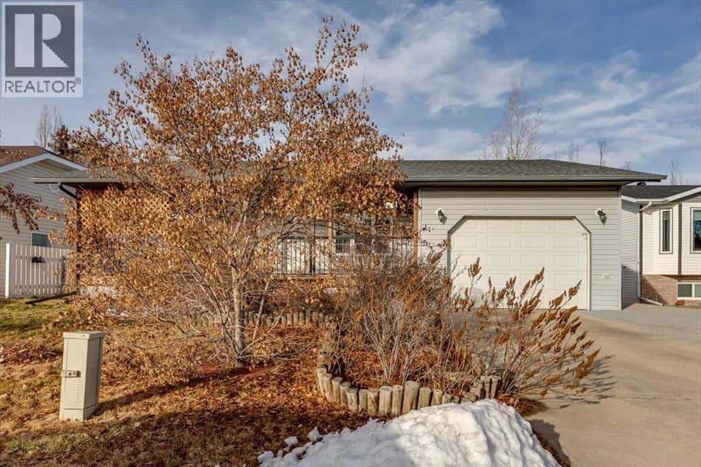 6110 38 Avenue — Stettler, Alberta - Photo 2 of 48