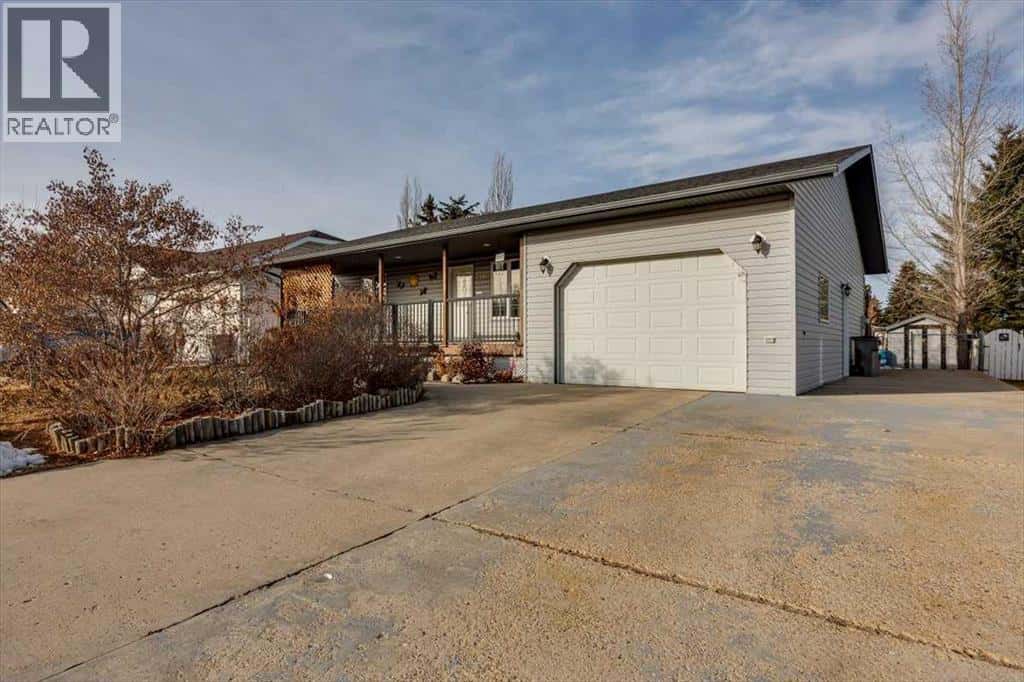 6110 38 Avenue — Stettler, Alberta - Photo 3 of 48