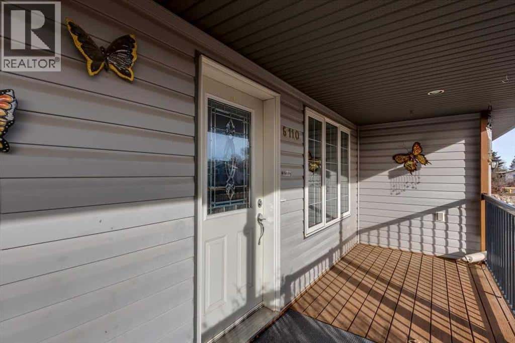 6110 38 Avenue — Stettler, Alberta - Photo 4 of 48