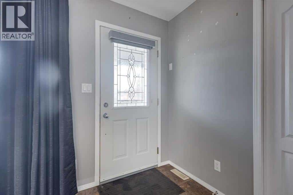 6110 38 Avenue — Stettler, Alberta - Photo 5 of 48