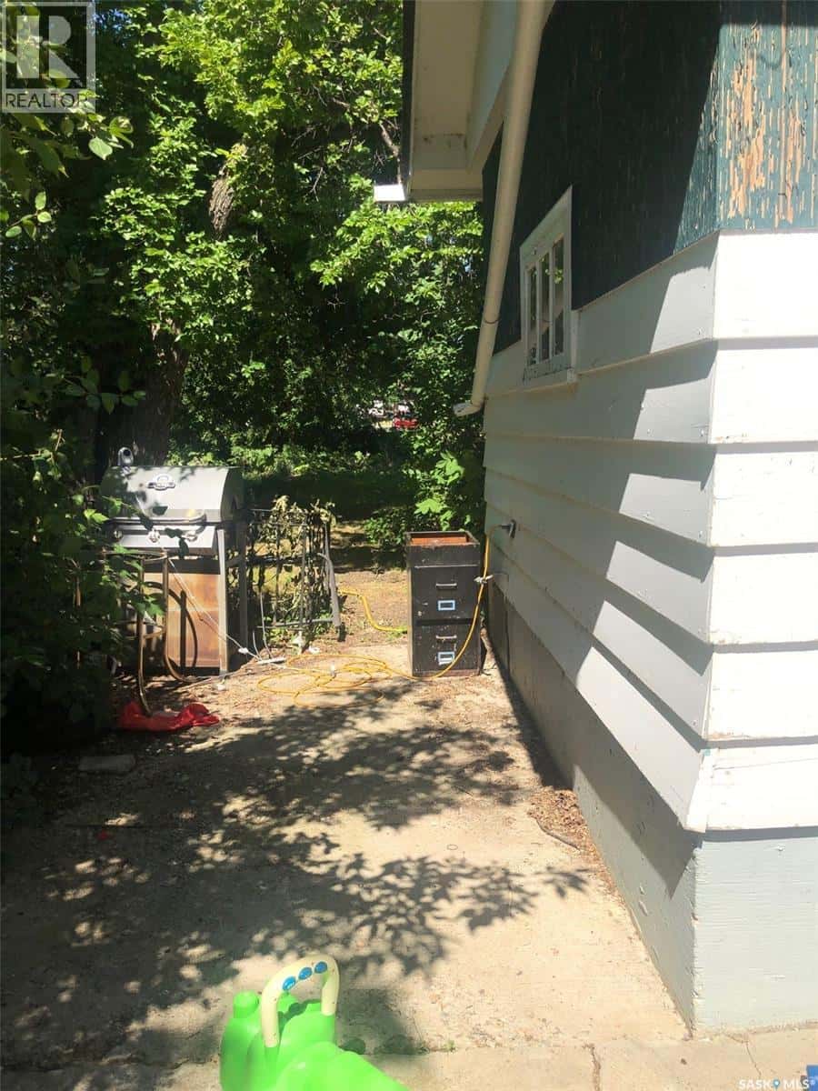 155 Harvey STREET — Kamsack, Saskatchewan - Photo 2 of 26