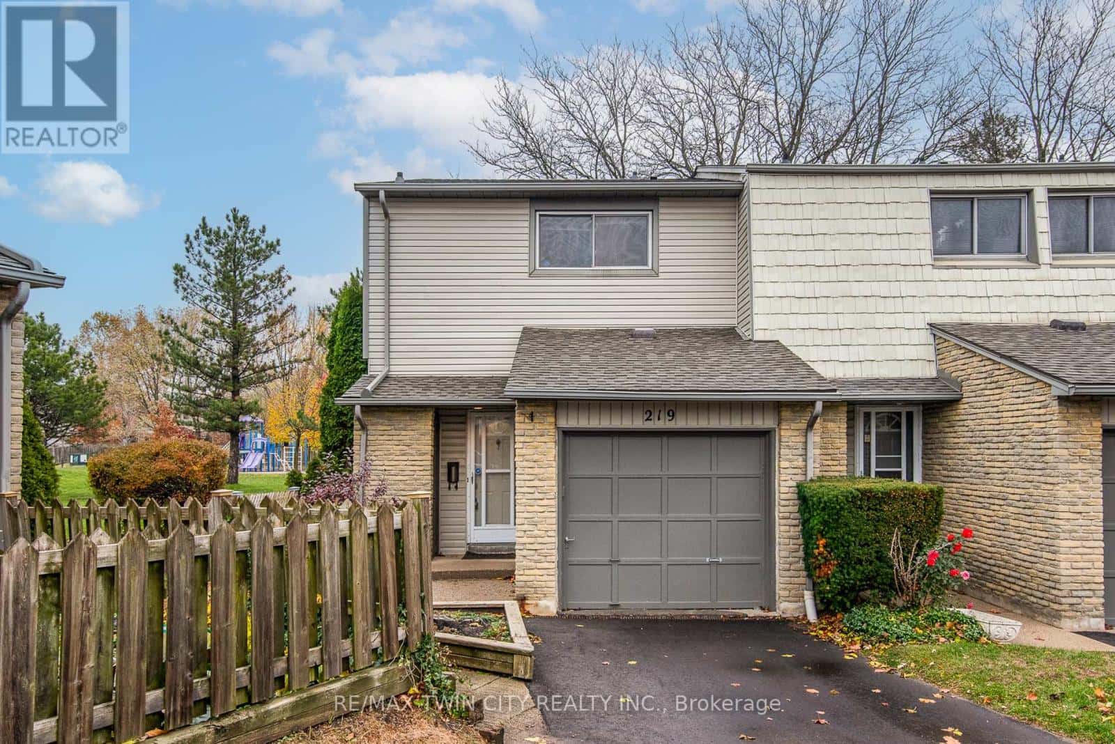 219 Deveron Crescent