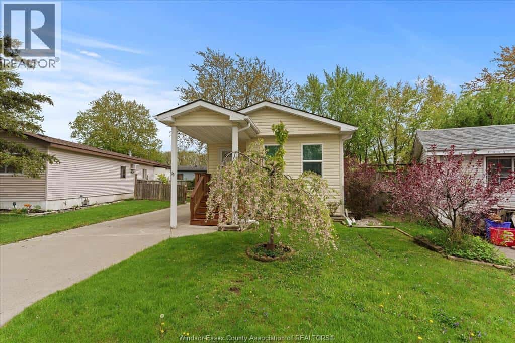 15 SPRUCE STREET — McGregor, Ontario - Photo 3 of 32