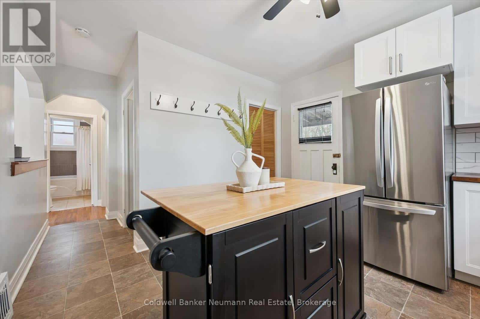 564 PAISLEY STREET — Guelph (Junction/Onward Willow), Ontario - Photo 2 of 38