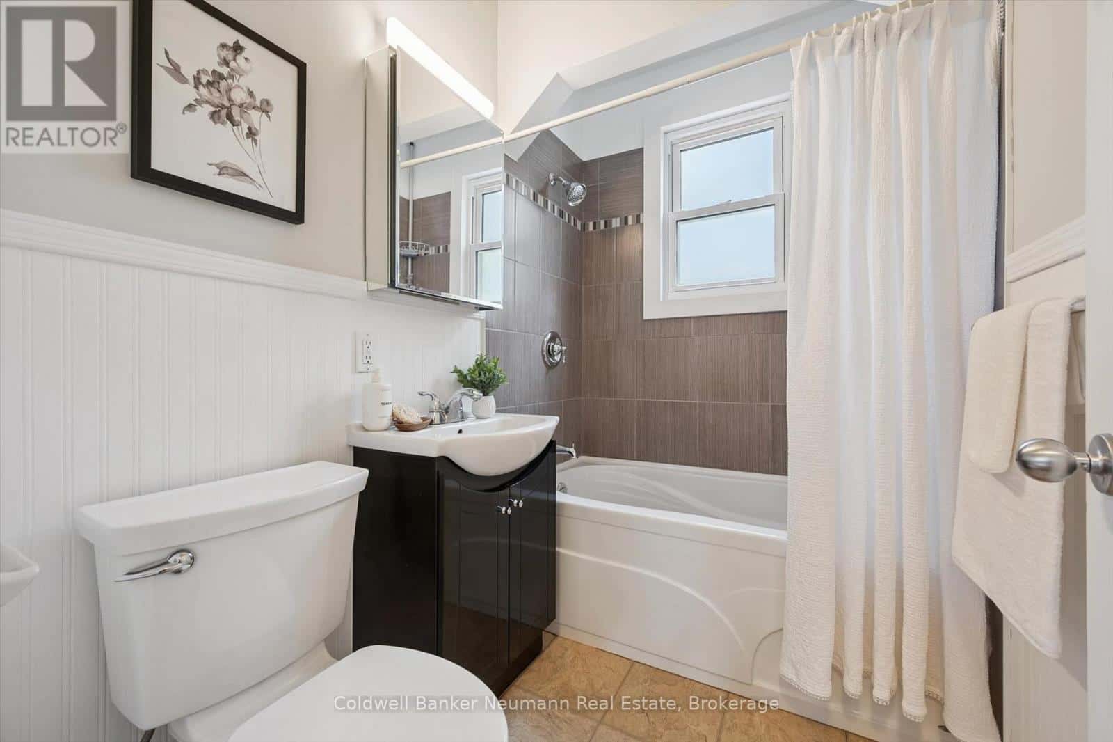 564 PAISLEY STREET — Guelph (Junction/Onward Willow), Ontario - Photo 5 of 38