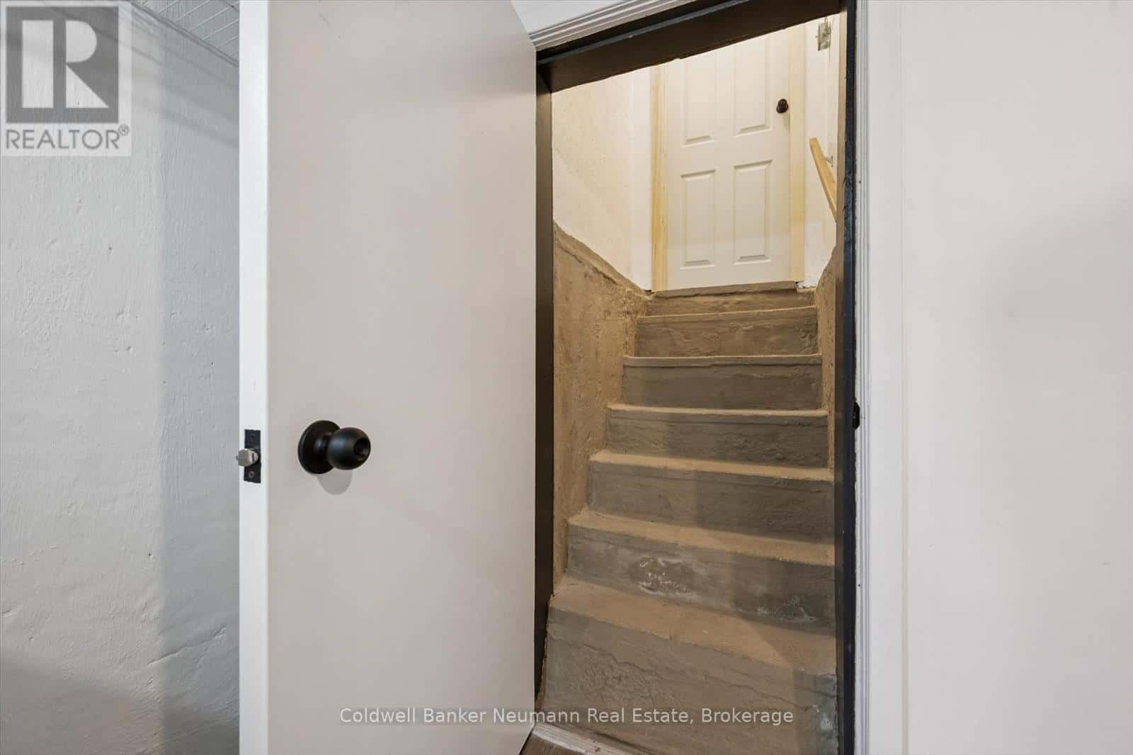 564 PAISLEY STREET — Guelph (Junction/Onward Willow), Ontario - Photo 3 of 38