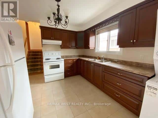 33 STARVIEW DRIVE — Toronto (Humberlea-Pelmo Park), Ontario - Photo 2 of 13