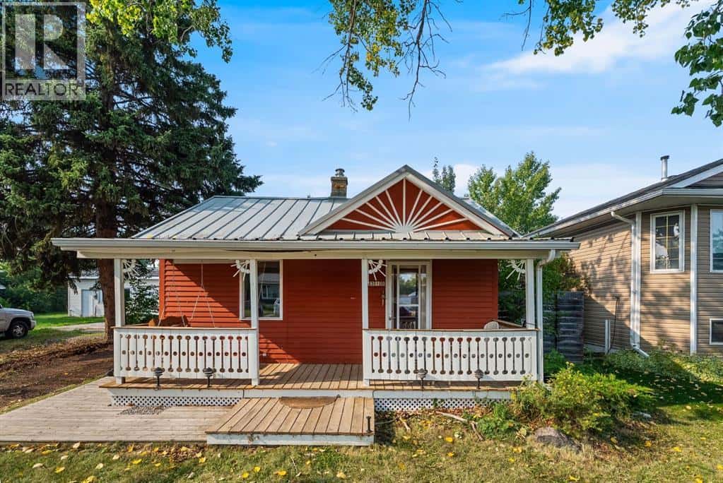 1310 Centre Street — Carstairs, Alberta - Photo 2 of 22