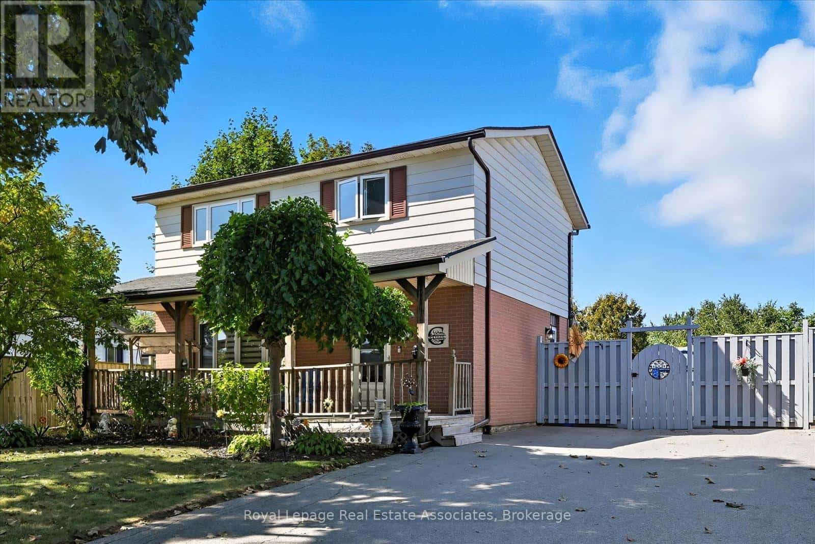 107 BILLINGTON CRESCENT — Hamilton (Berrisfield), Ontario - Photo 2 of 51