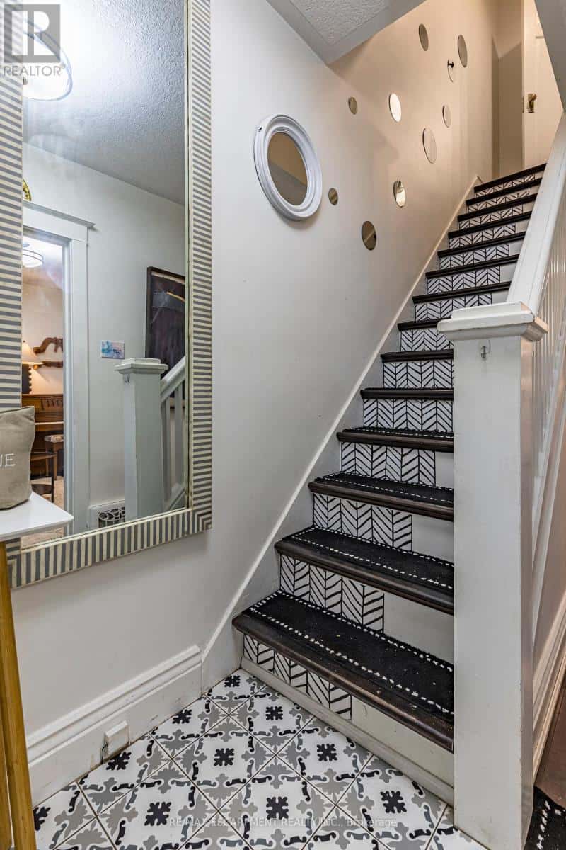 431 HUGHSON STREET N — Hamilton (North End), Ontario - Photo 5 of 44