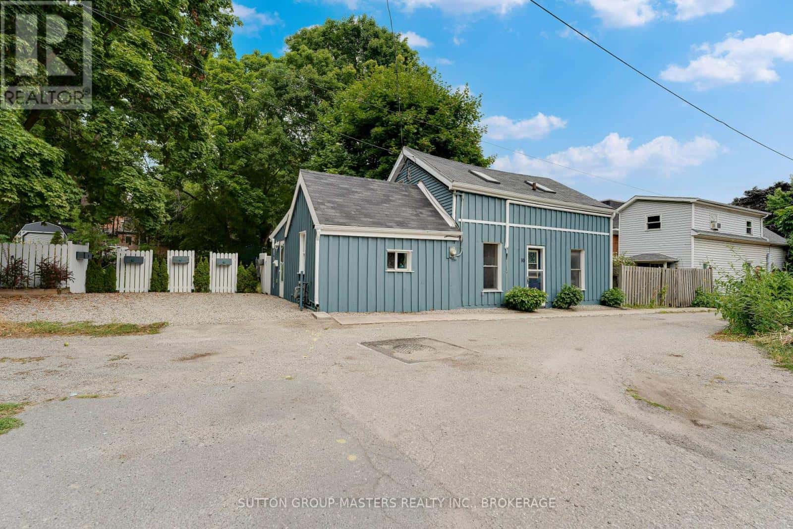 60 CENTRE STREET — Gananoque, Ontario - Photo 3 of 34