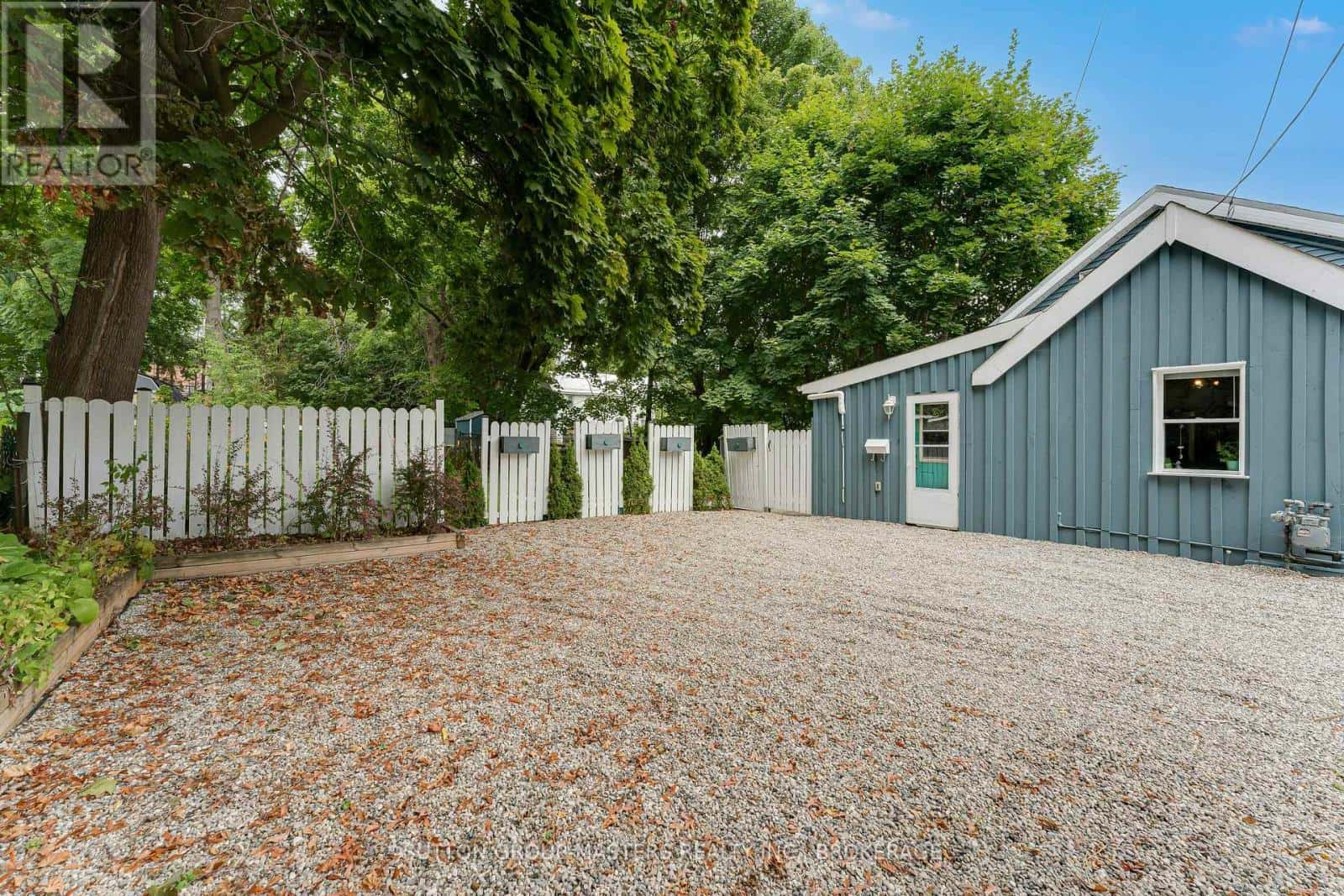 60 CENTRE STREET — Gananoque, Ontario - Photo 4 of 34