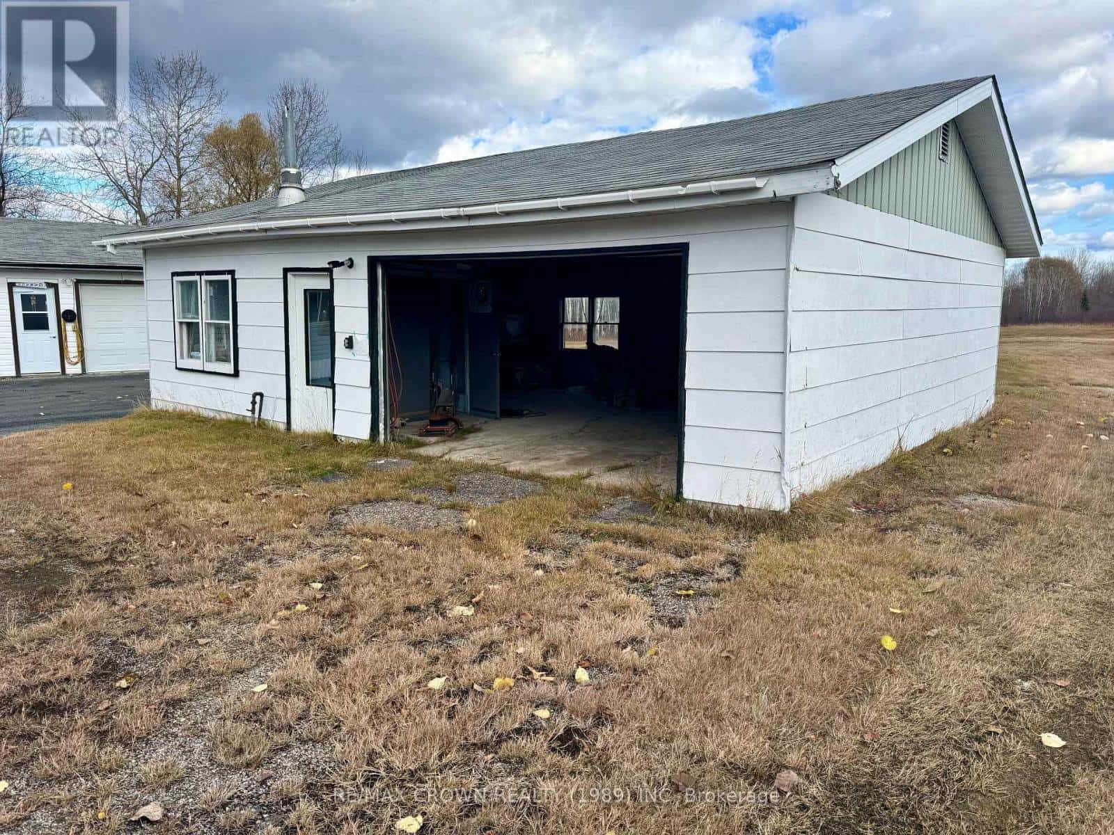 209 ROSS ROAD — Smooth Rock Falls (SRF), Ontario - Photo 2 of 27