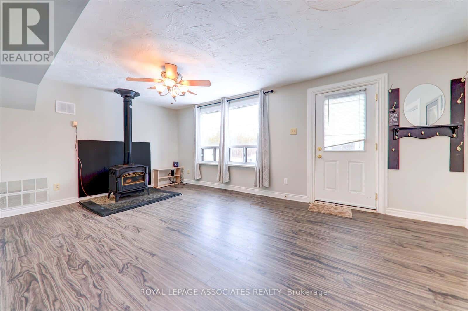 21654 WARDEN AVENUE — East Gwillimbury, Ontario - Photo 2 of 29