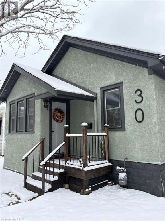 30 EASTCHESTER Avenue — St. Catharines, Ontario - Photo 2 of 21
