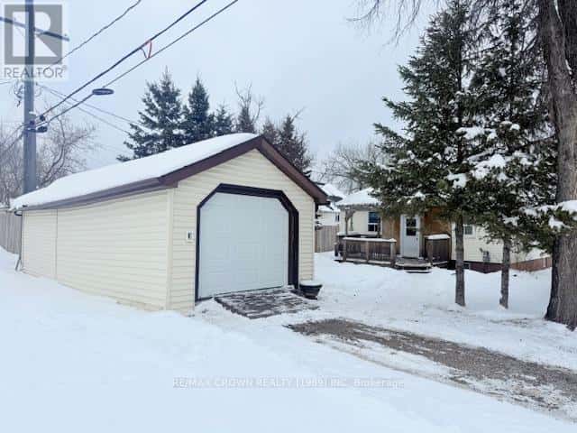 60 EGERTON STREET — Kapuskasing, Ontario - Photo 3 of 32