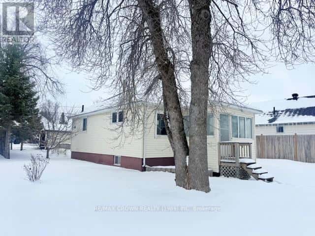 60 EGERTON STREET — Kapuskasing, Ontario - Photo 4 of 32
