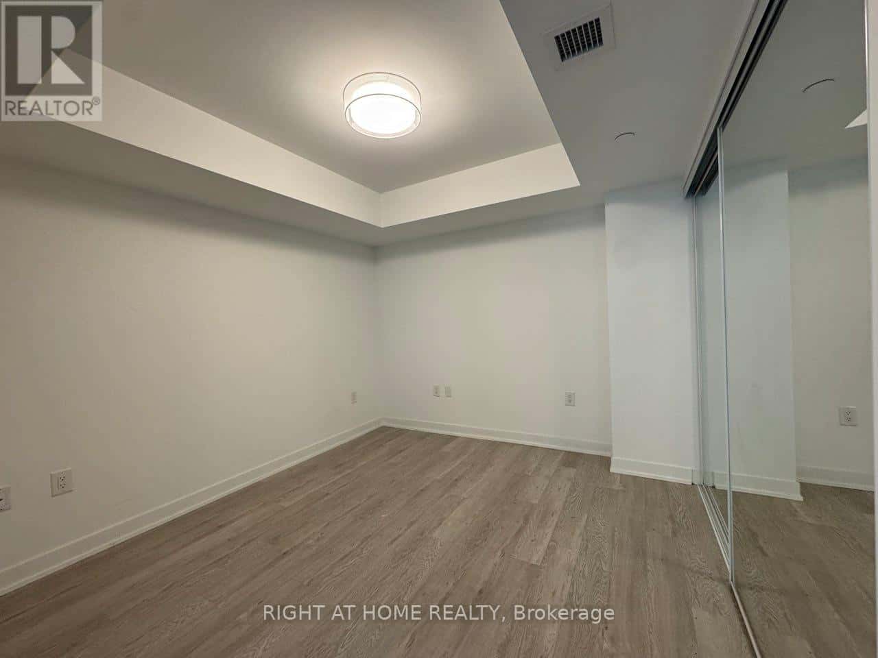 324 - 3 STRATHGOWAN AVENUE — Toronto (Lawrence Park South), Ontario - Photo 4 of 19