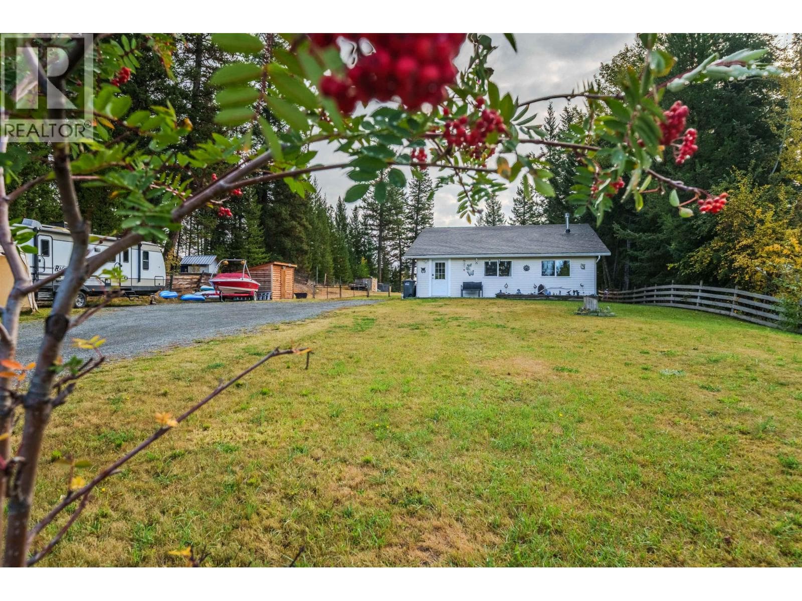 6395 YOUNG ROAD — Horse Lake, British Columbia - Main photo