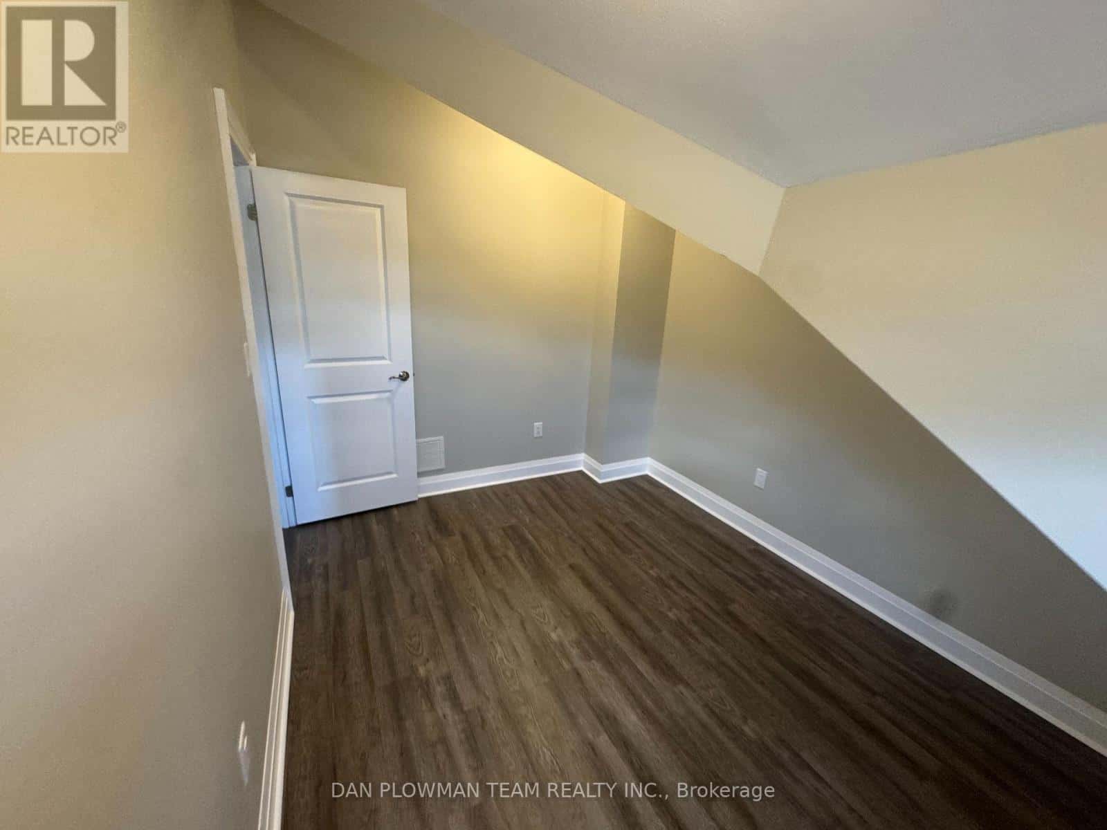 UPPER - 460 PARK ROAD S — Oshawa (Vanier), Ontario - Photo 3 of 5