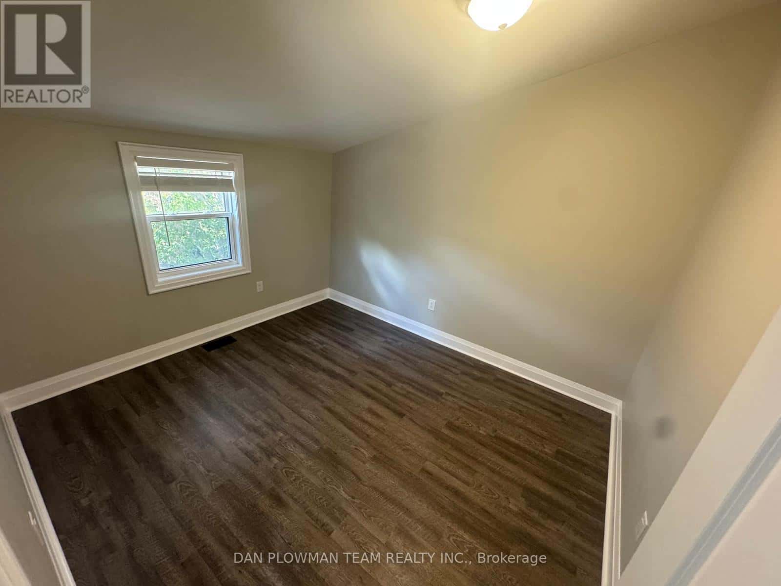 UPPER - 460 PARK ROAD S — Oshawa (Vanier), Ontario - Photo 4 of 5