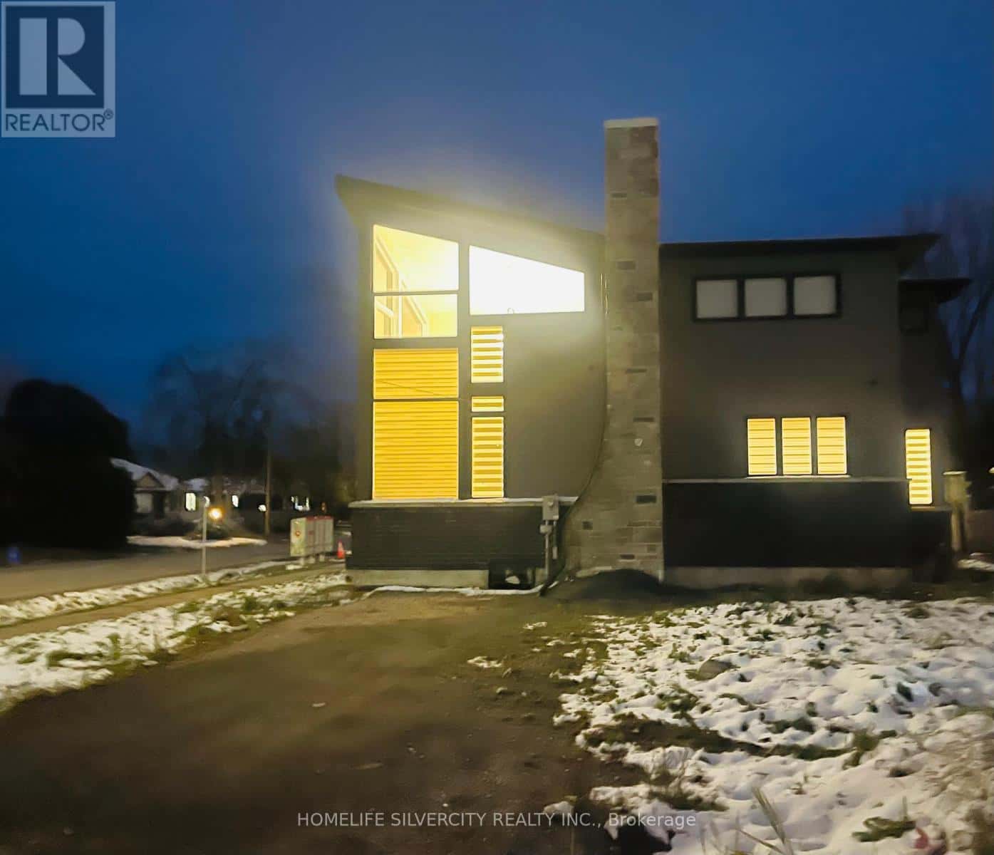 204 MARY STREET — Oakville (CO Central), Ontario - Photo 2 of 11