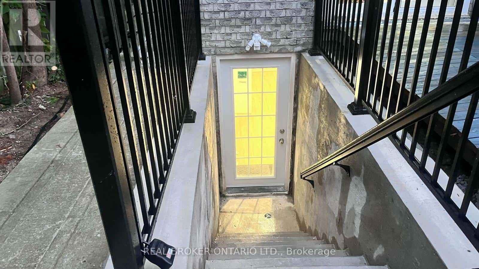 8 RAINSFORD ROAD — Markham (Raymerville), Ontario - Photo 2 of 24