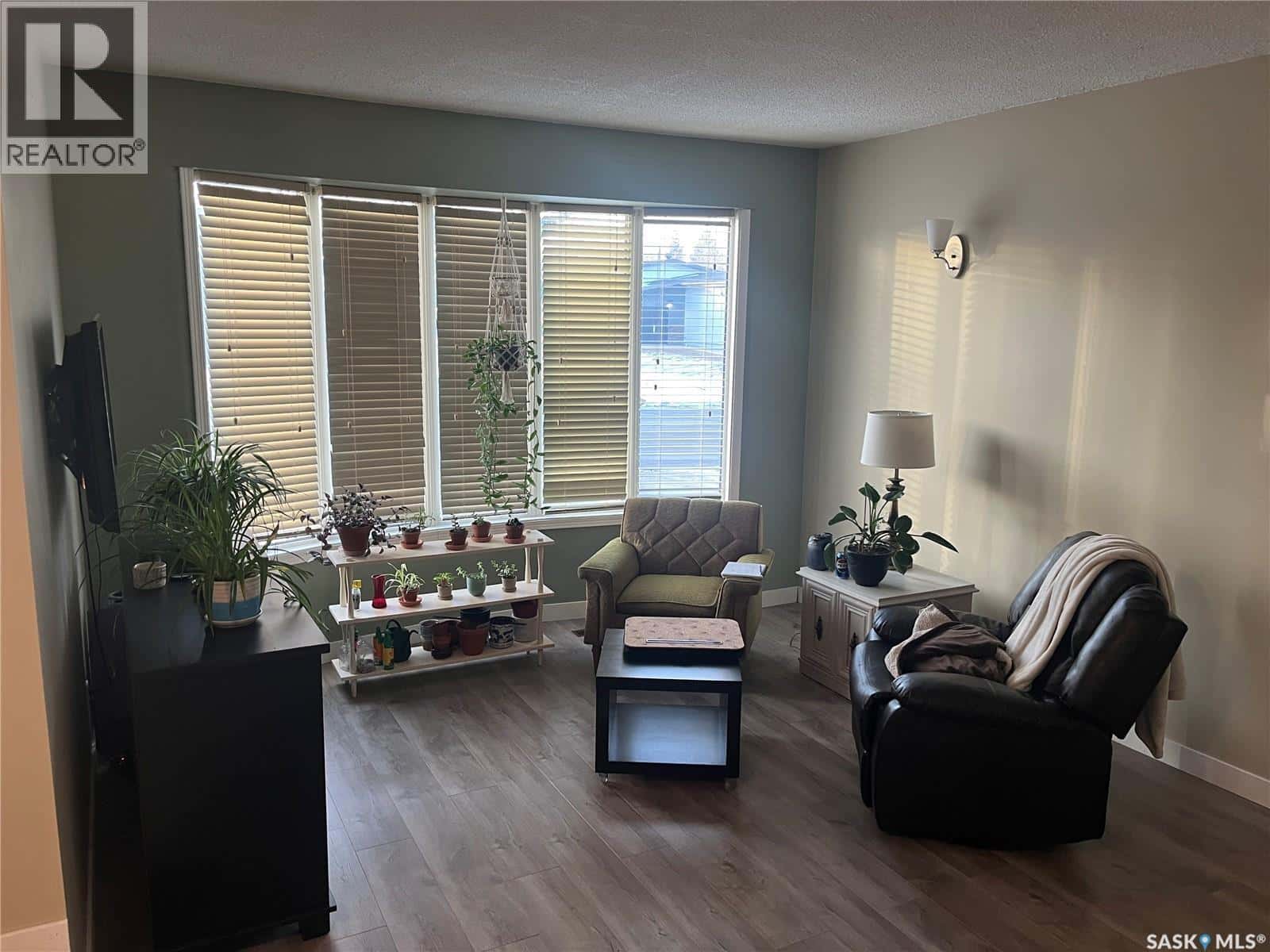 506 9th STREET E — Wynyard, Saskatchewan - Photo 4 of 30