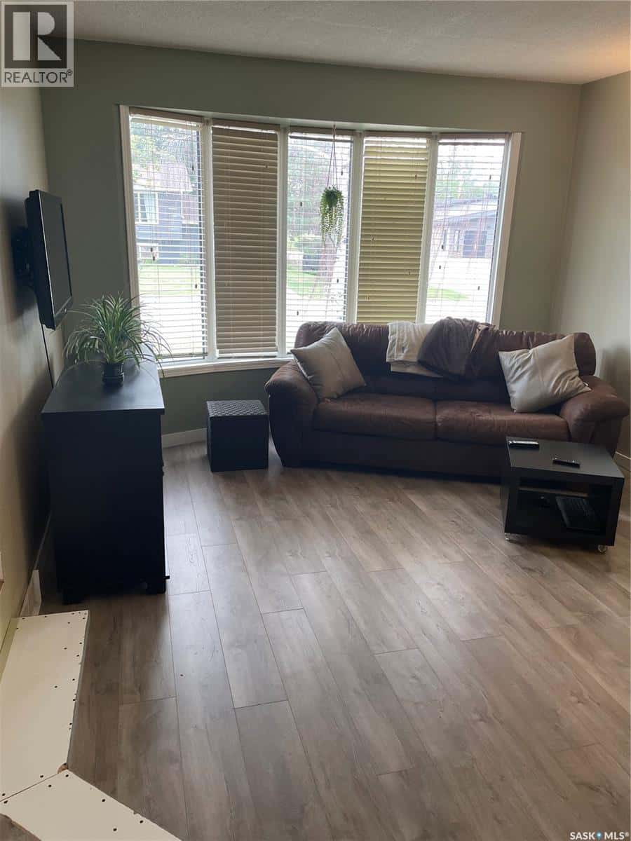 506 9th STREET E — Wynyard, Saskatchewan - Photo 5 of 30