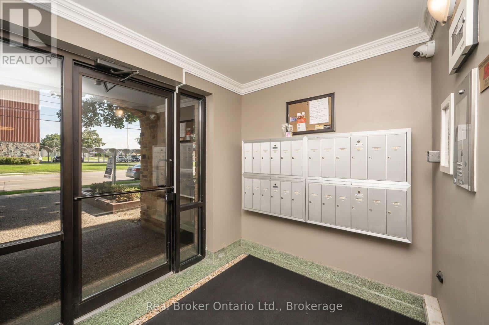 303 - 1212 FENNELL AVENUE E — Hamilton (Huntington), Ontario - Photo 5 of 29