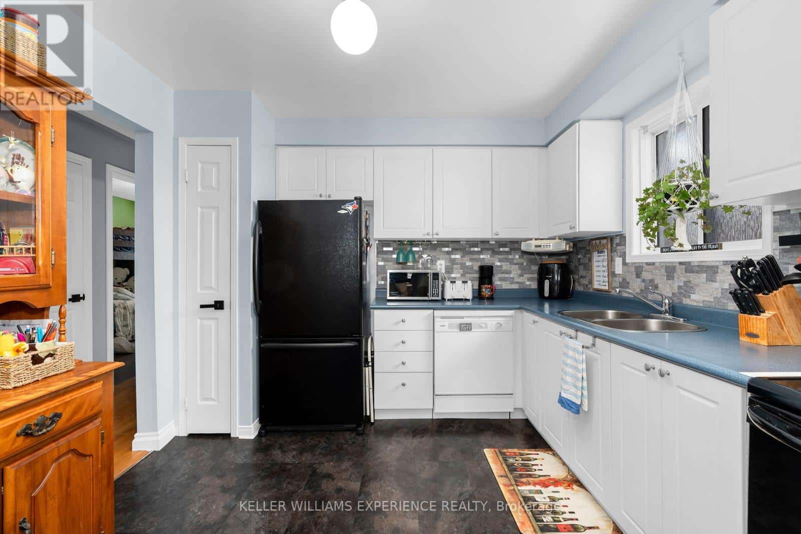 13 KATE AITKEN CRESCENT — New Tecumseth (Beeton), Ontario - Photo 5 of 24