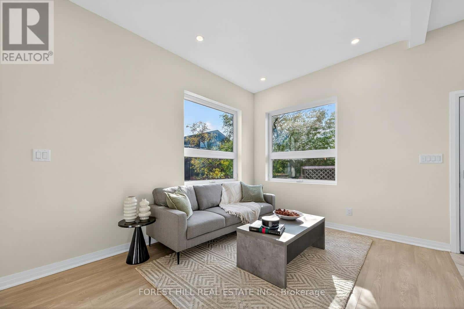 R - 8 BOYLEN STREET — Toronto (Humberlea-Pelmo Park), Ontario - Photo 4 of 38