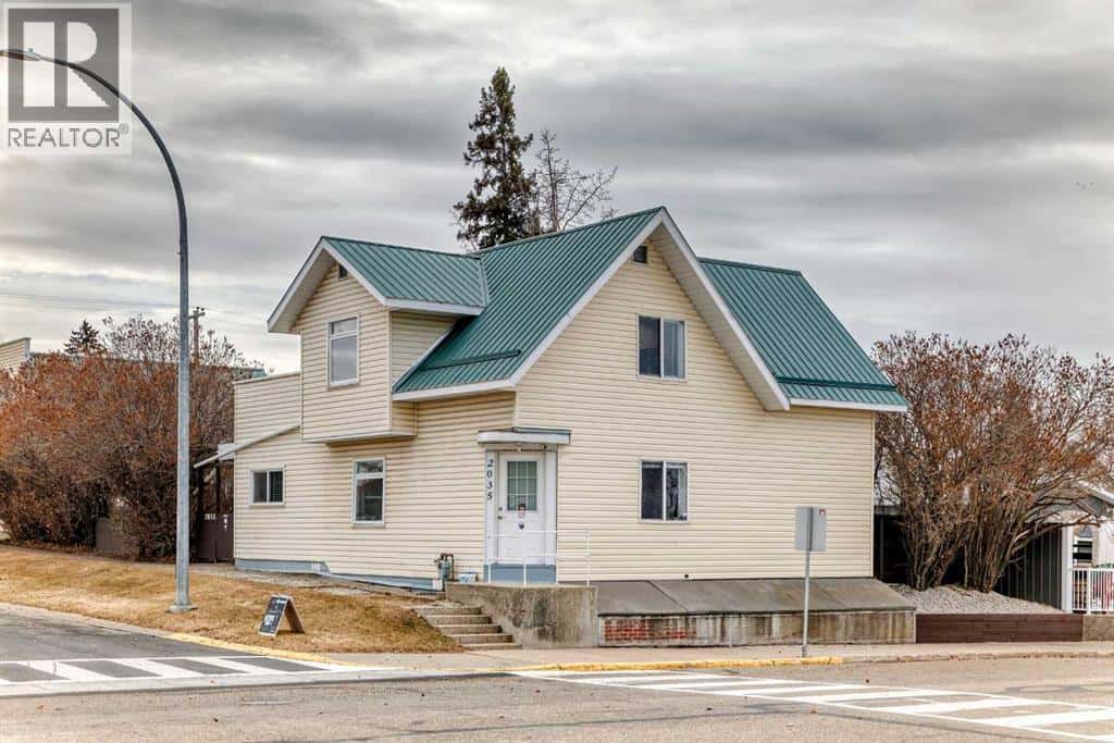 2035 20TH Avenue — Bowden, Alberta - Photo 2 of 50