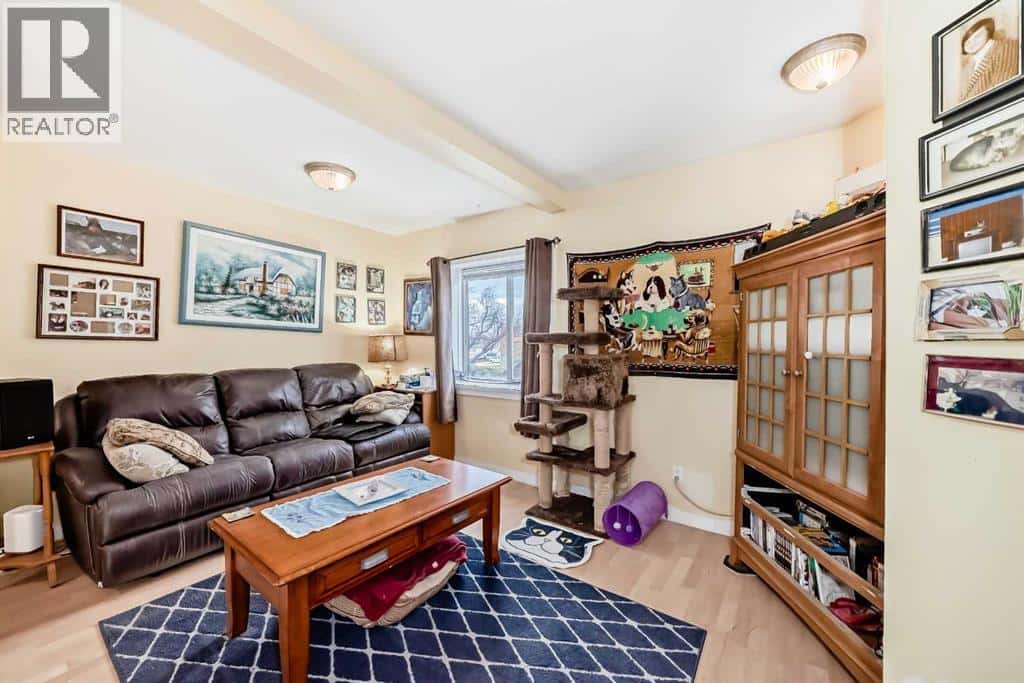 2035 20TH Avenue — Bowden, Alberta - Photo 4 of 50