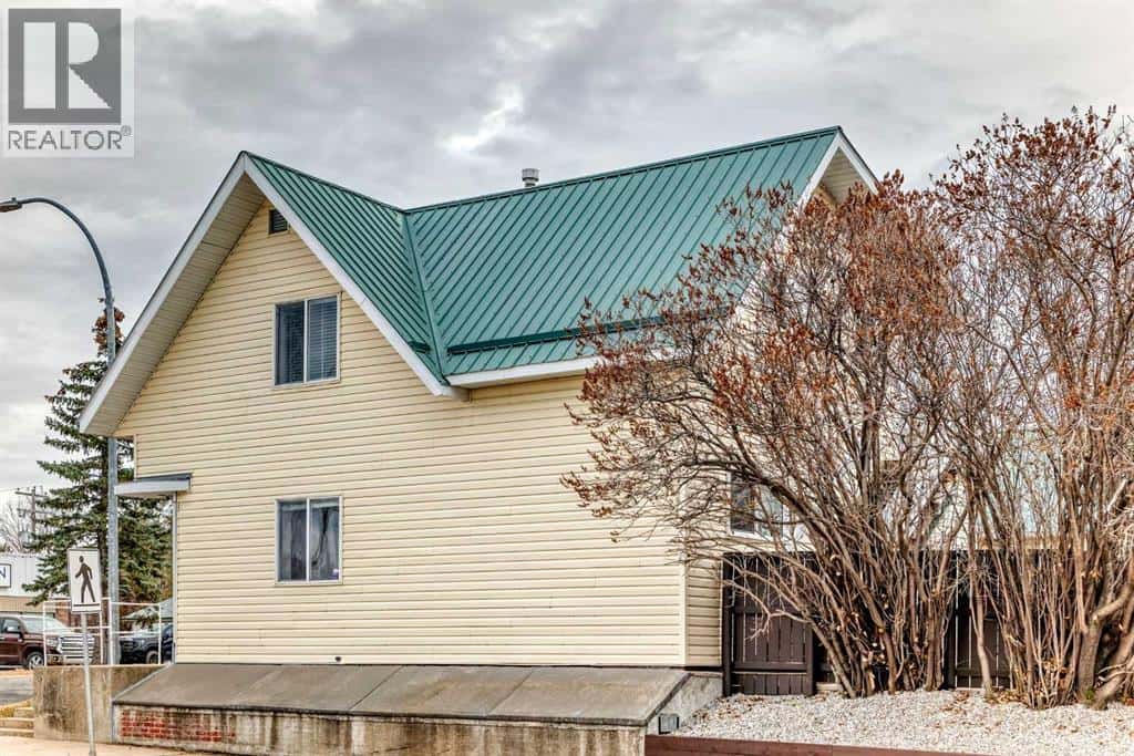 2035 20TH Avenue — Bowden, Alberta - Photo 3 of 50