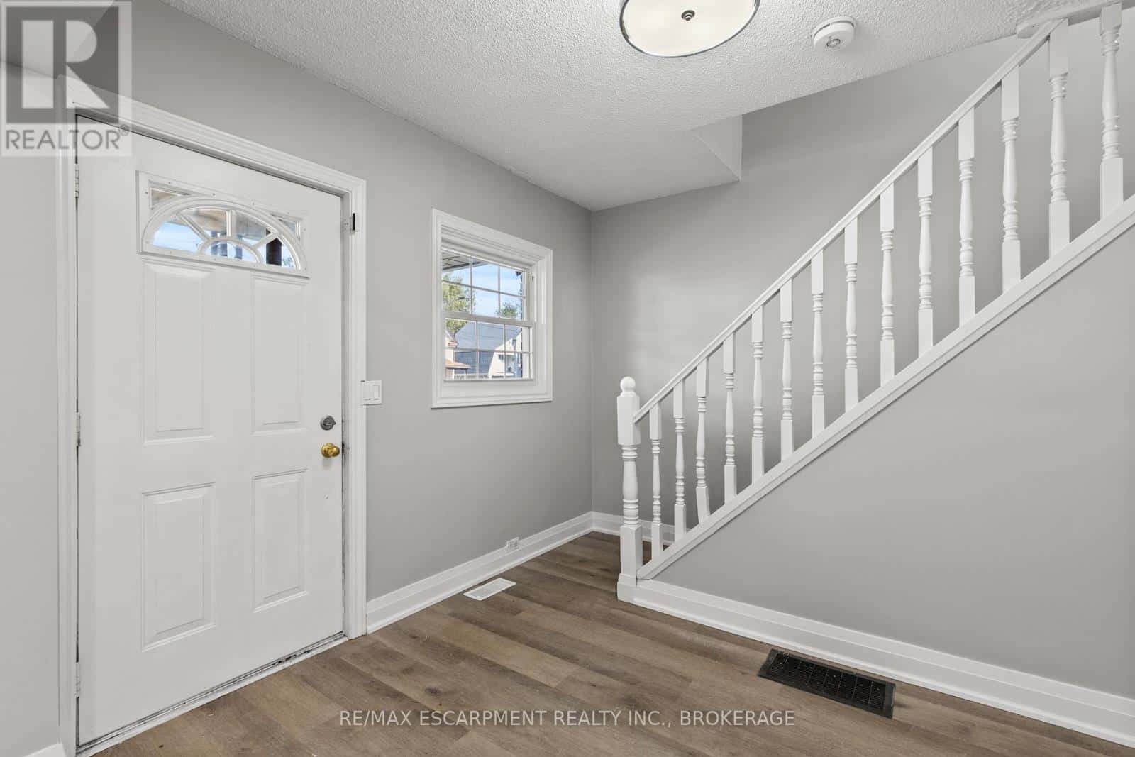 UPPER - 15 MCCORMICK STREET — Welland (Prince Charles), Ontario - Photo 4 of 16