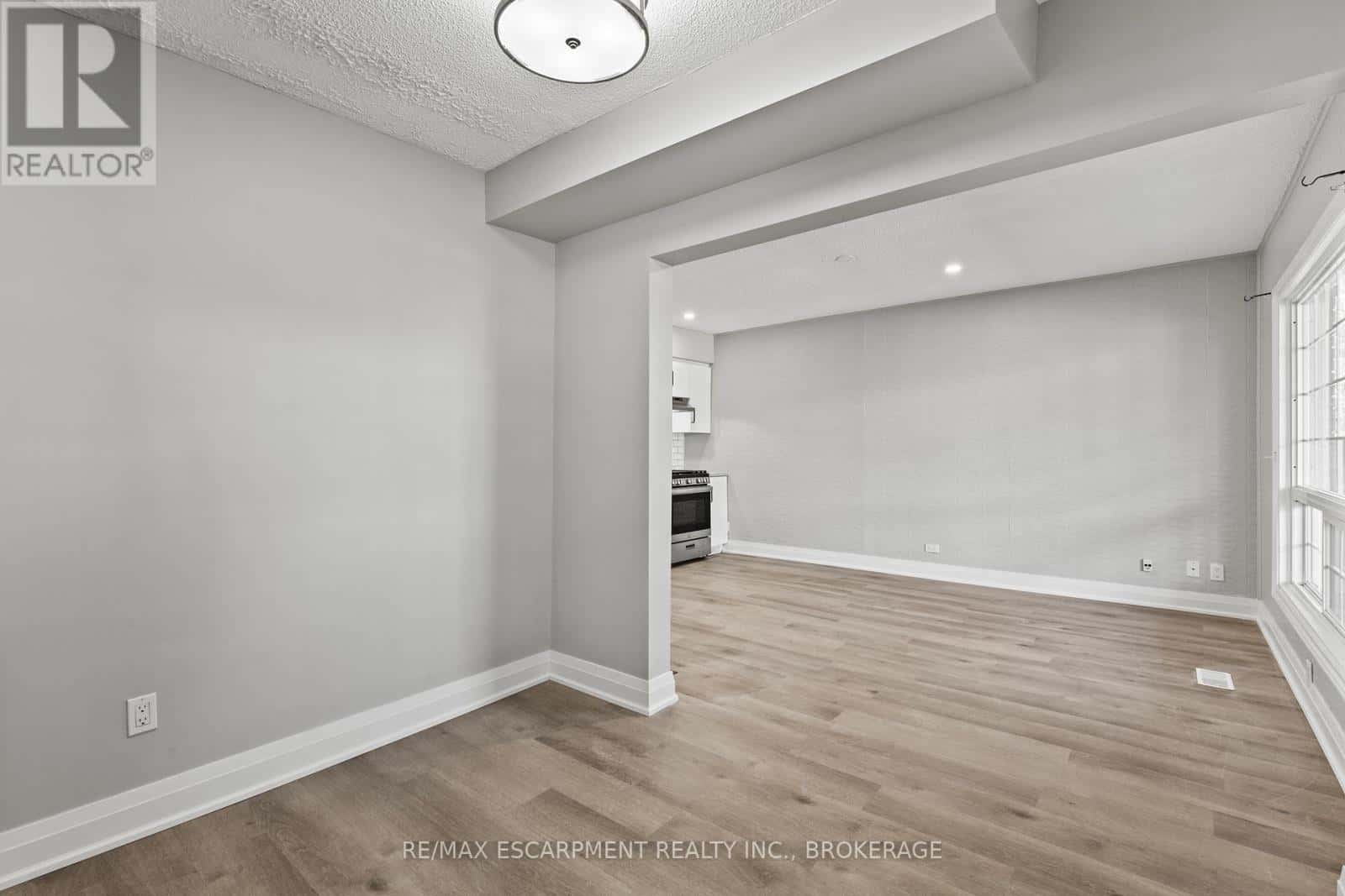 UPPER - 15 MCCORMICK STREET — Welland (Prince Charles), Ontario - Photo 5 of 16