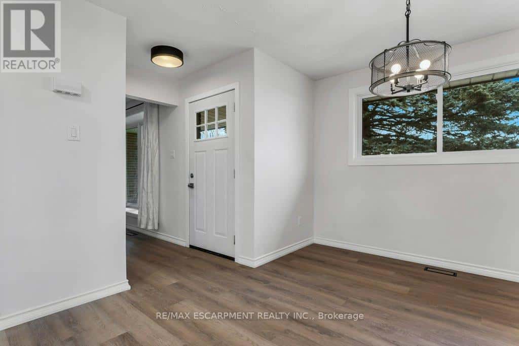 14 ORCHARD CRESCENT — Norfolk (Waterford), Ontario - Photo 3 of 33