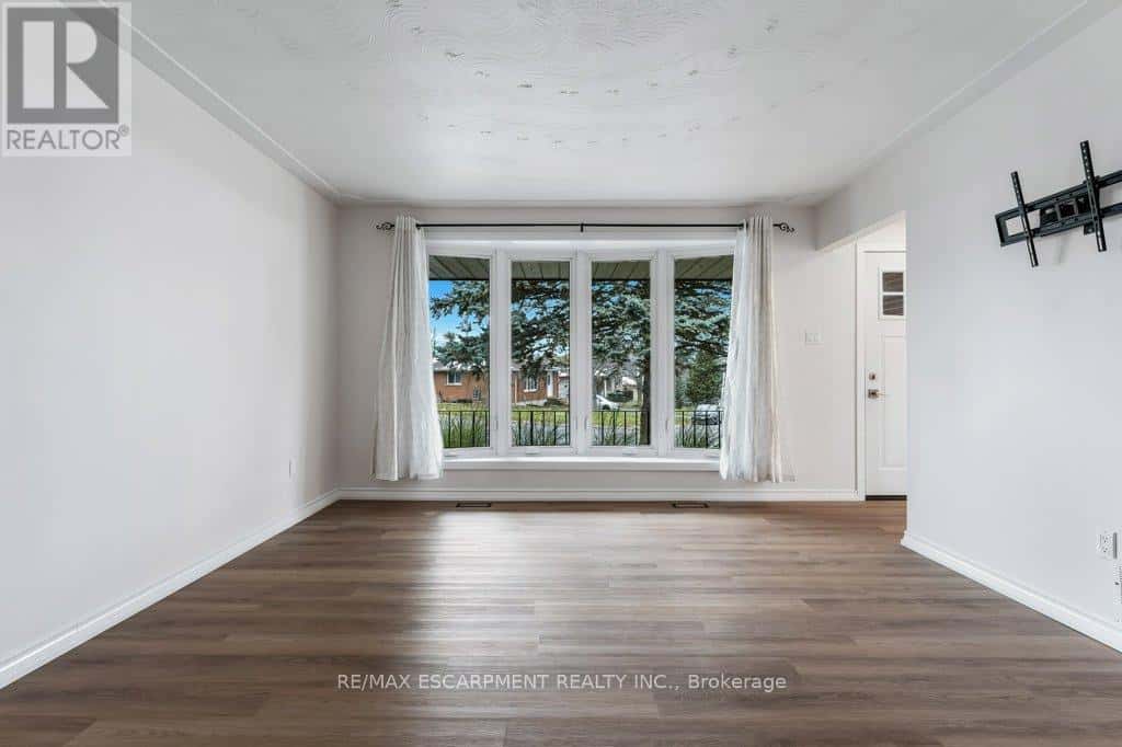 14 ORCHARD CRESCENT — Norfolk (Waterford), Ontario - Photo 5 of 33