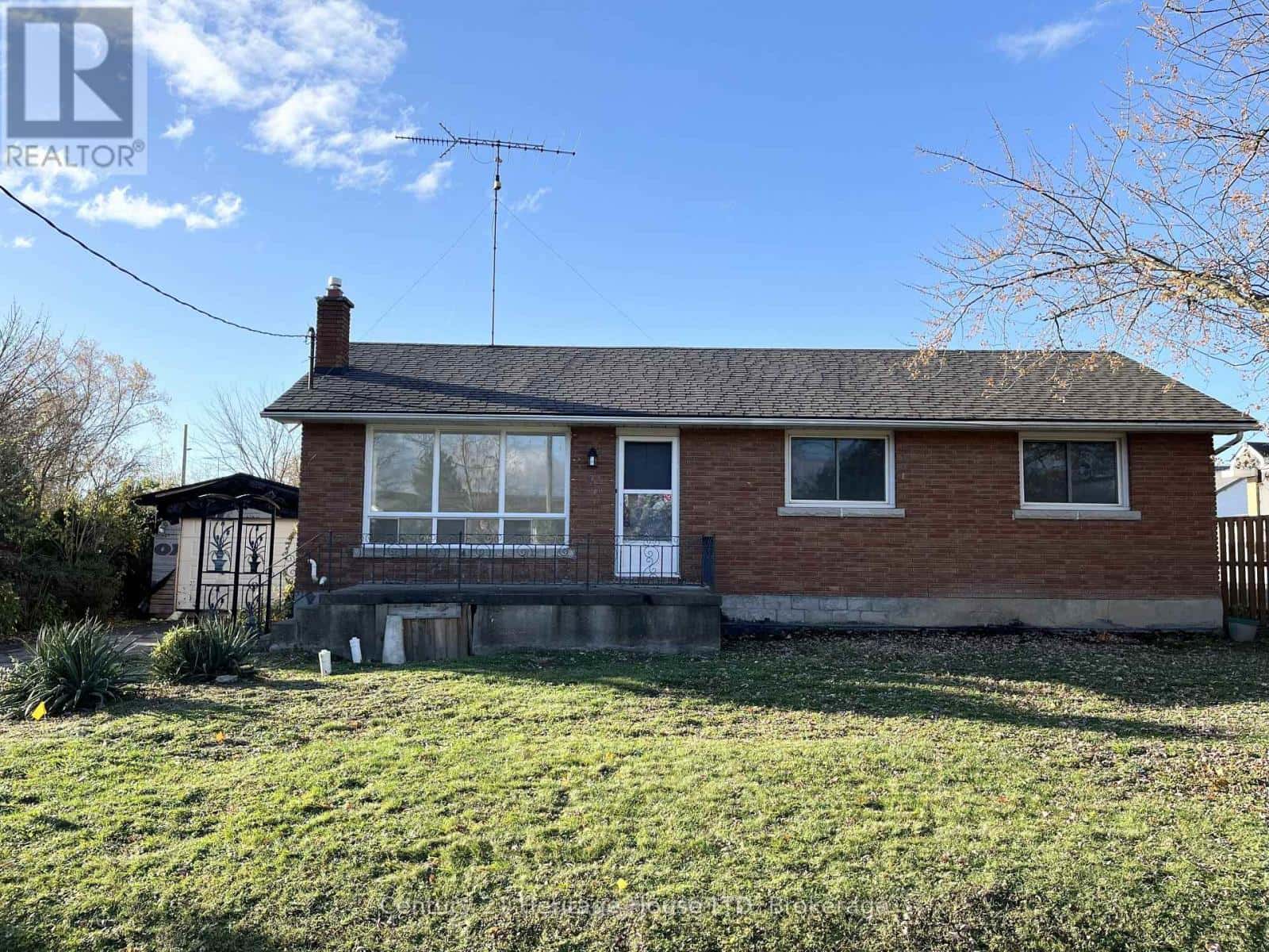 9 MCKAY STREET — St. Catharines (Western Hill), Ontario - Photo 2 of 26