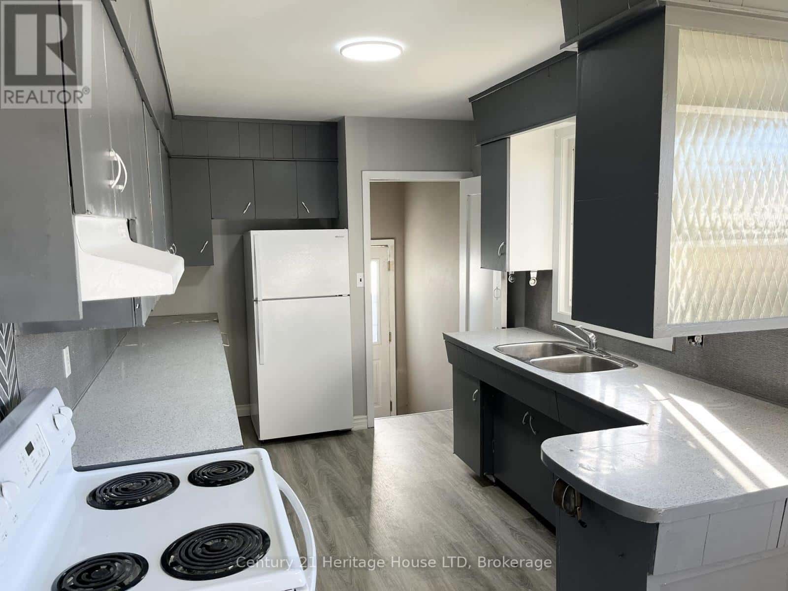 9 MCKAY STREET — St. Catharines (Western Hill), Ontario - Photo 3 of 26